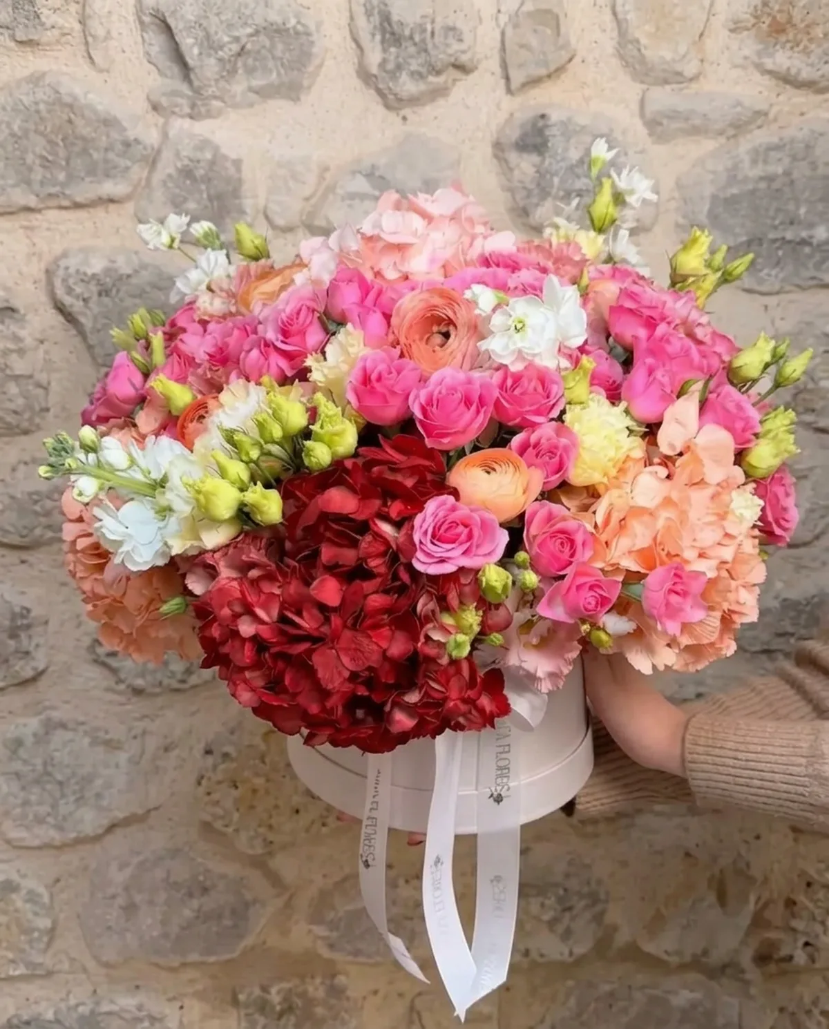 Caja de hortensias y rosas