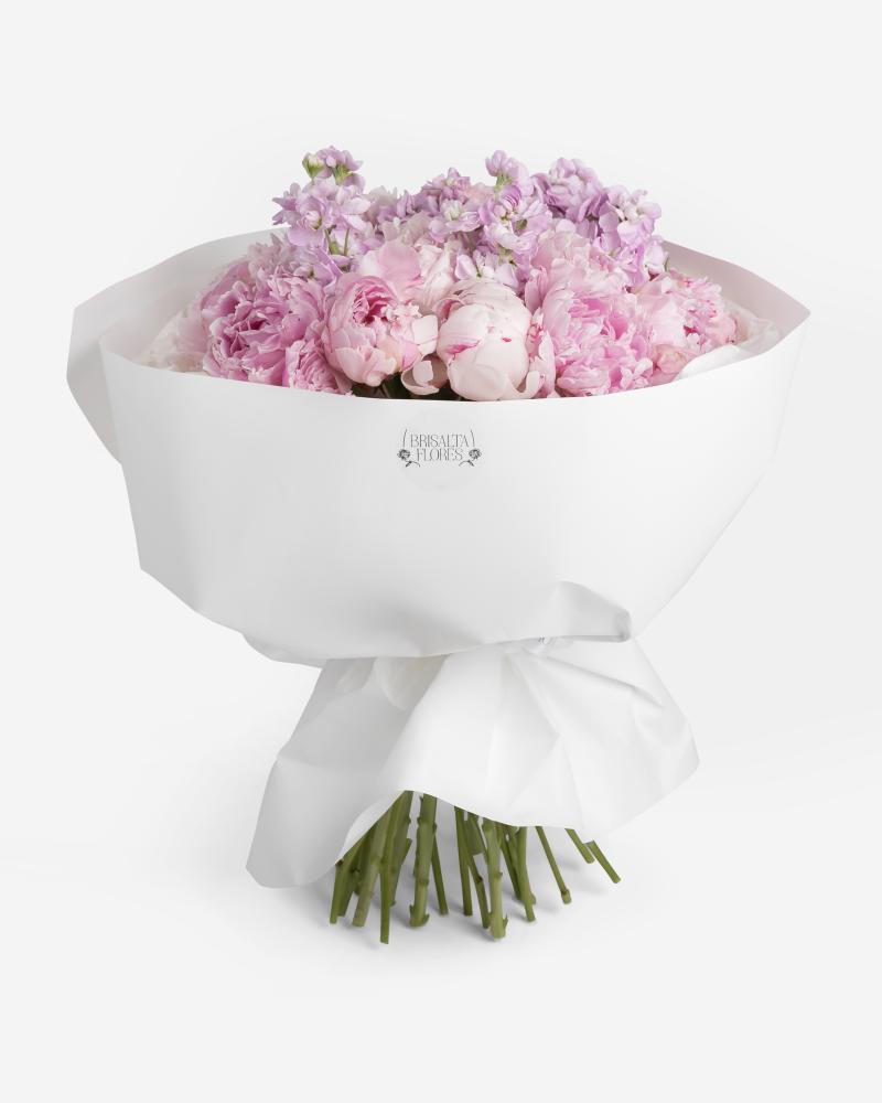 Peonías y alhelíes violetas