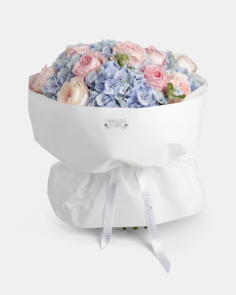 Hortensia azul y rosas