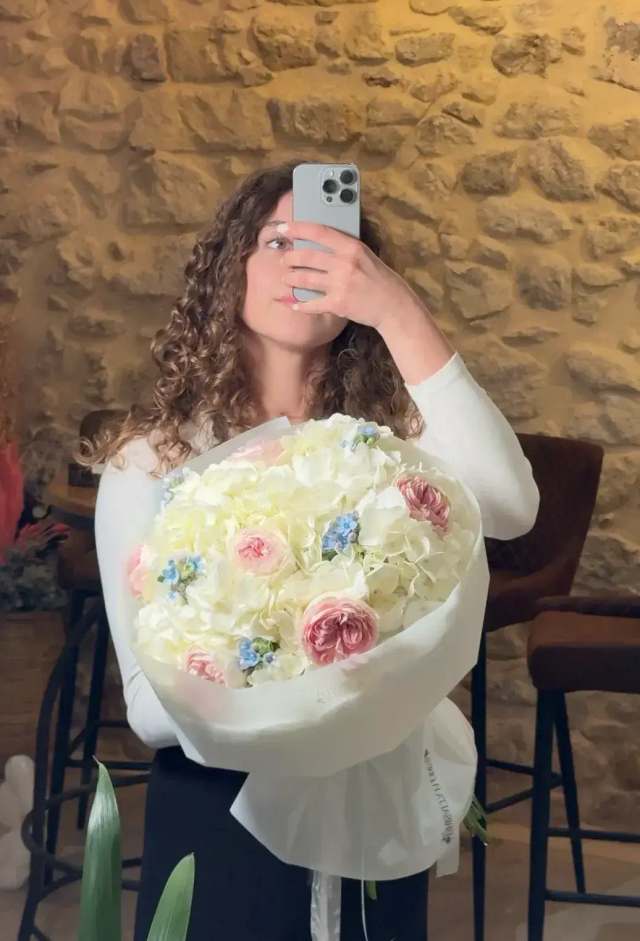Hortensia blanca y rosas peonía