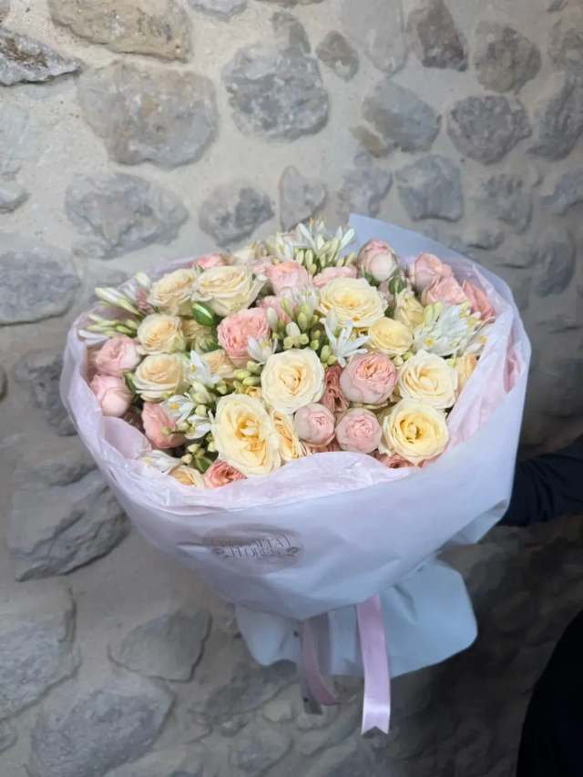 Rosas melocotón y agapanto