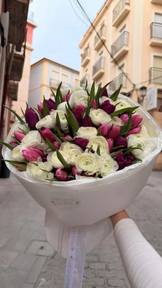 Ranúnculos y tulipanes púrpura
