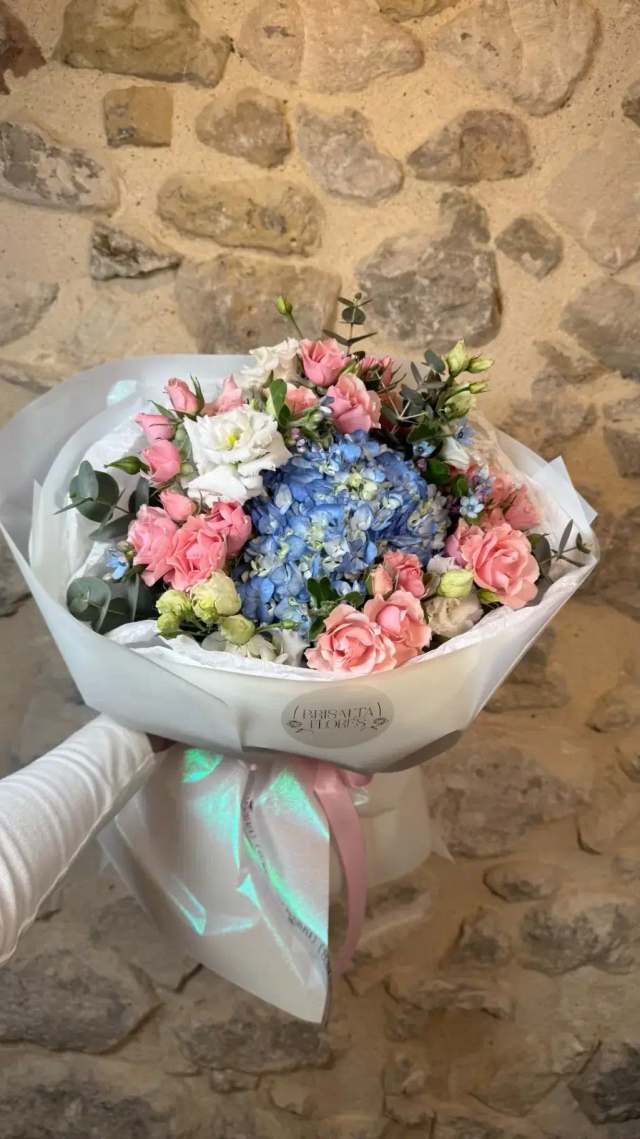 Hortensia azul y rosas de racimo