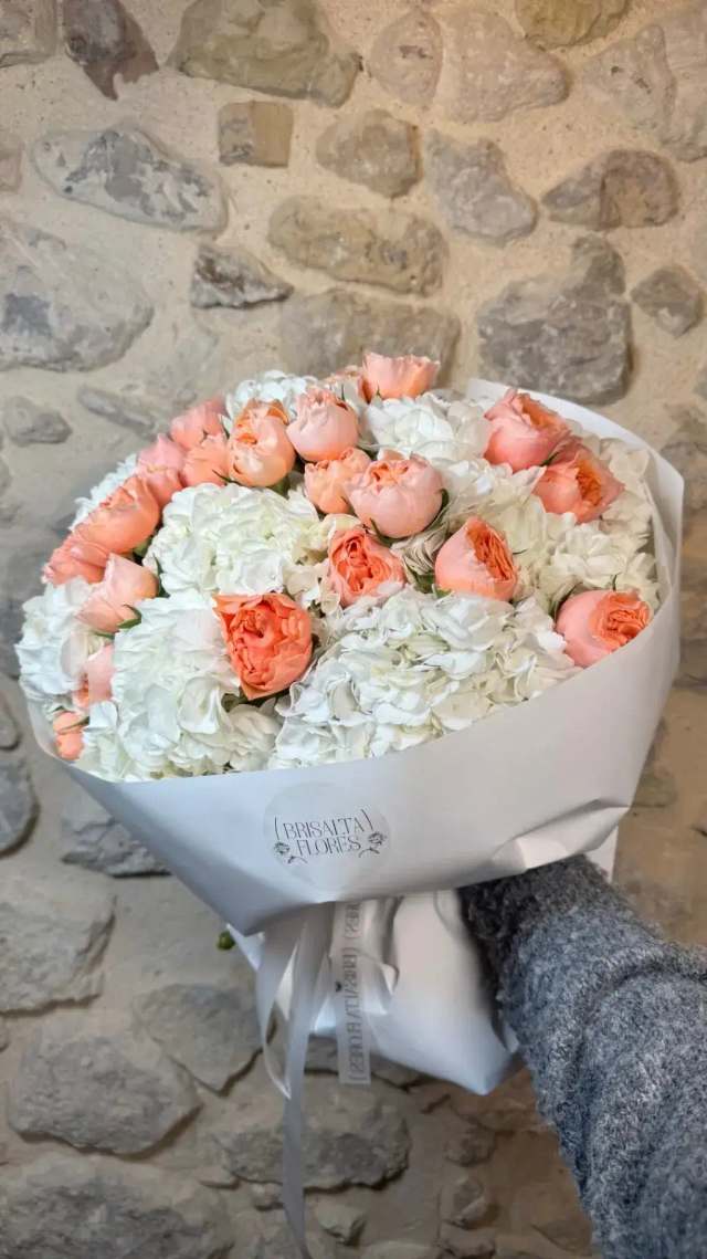 Hortensia blanca y rosas melocotón