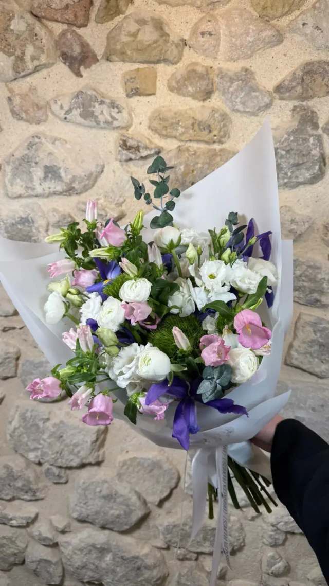 Iris y lisianthus