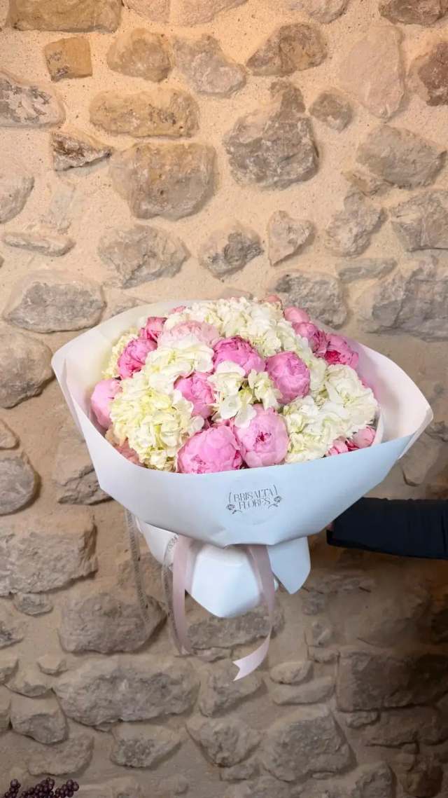 Peonías rosas y hortensias blancas