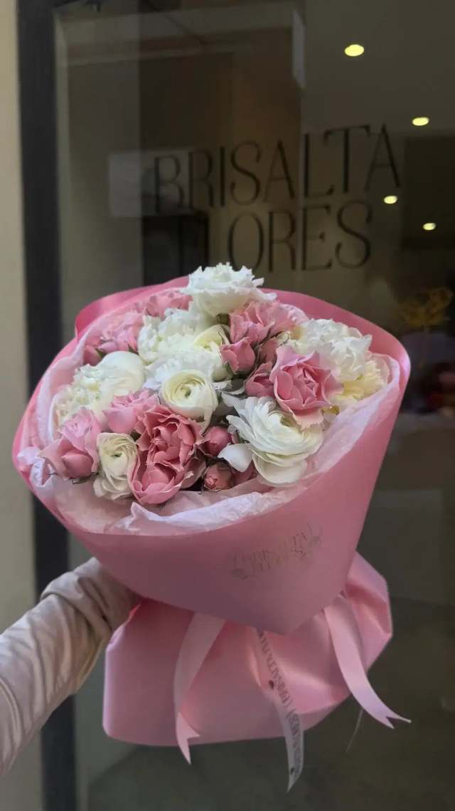 Rosas peonía y ranúnculos blancos
