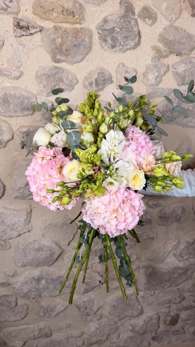 Hortensia rosa y rosas peonía