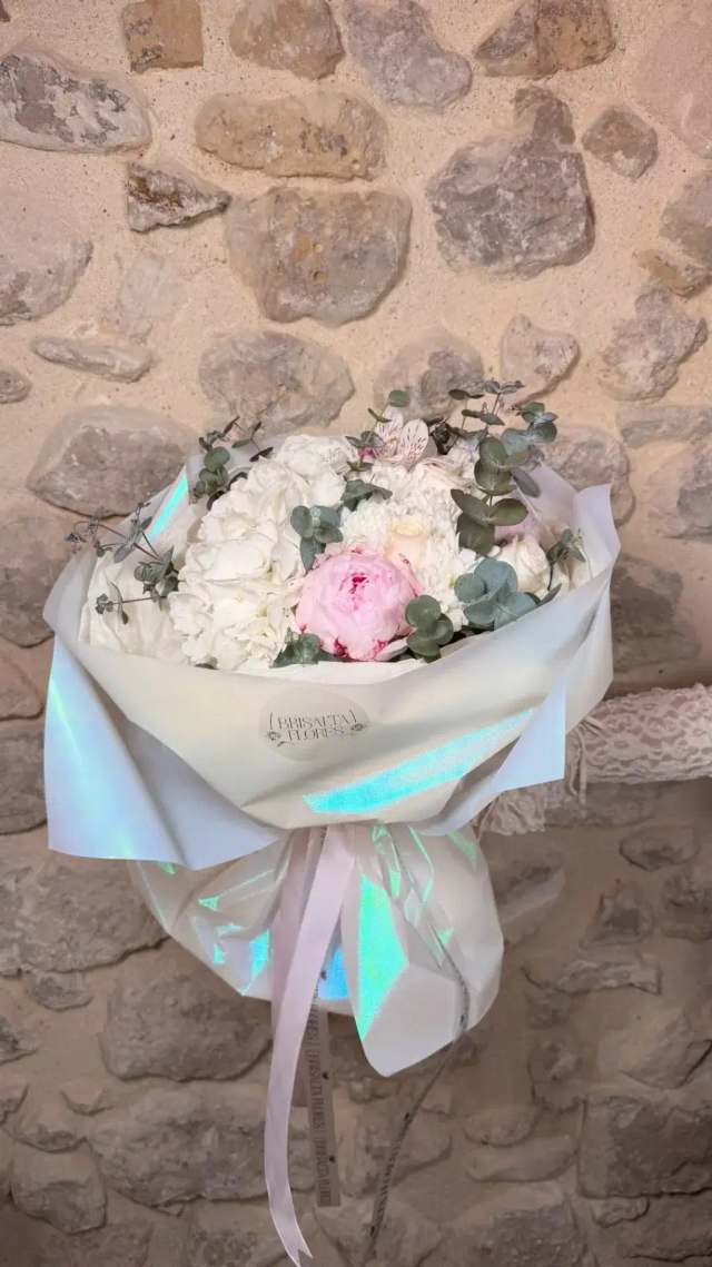 Hortensia blanca y peonía
