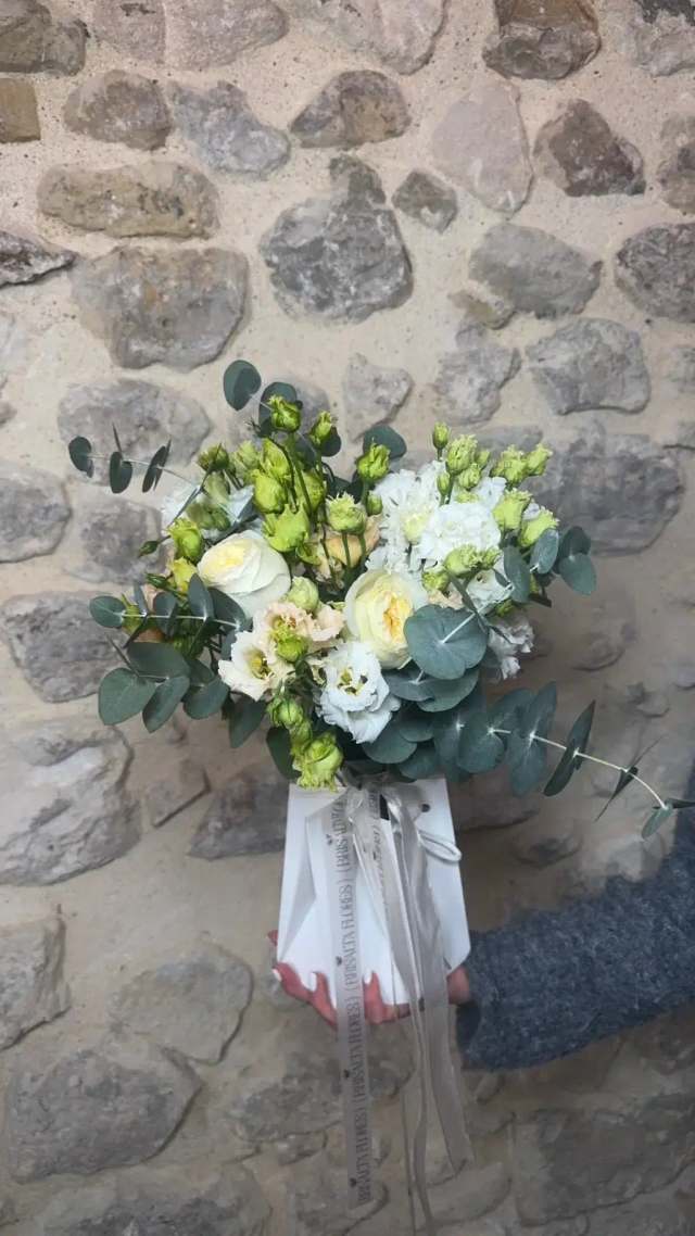 Rosas peonía blancas y lisianthus