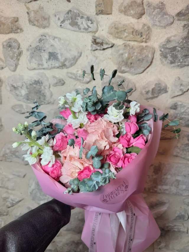 Hortensia rosa y rosas de racimo