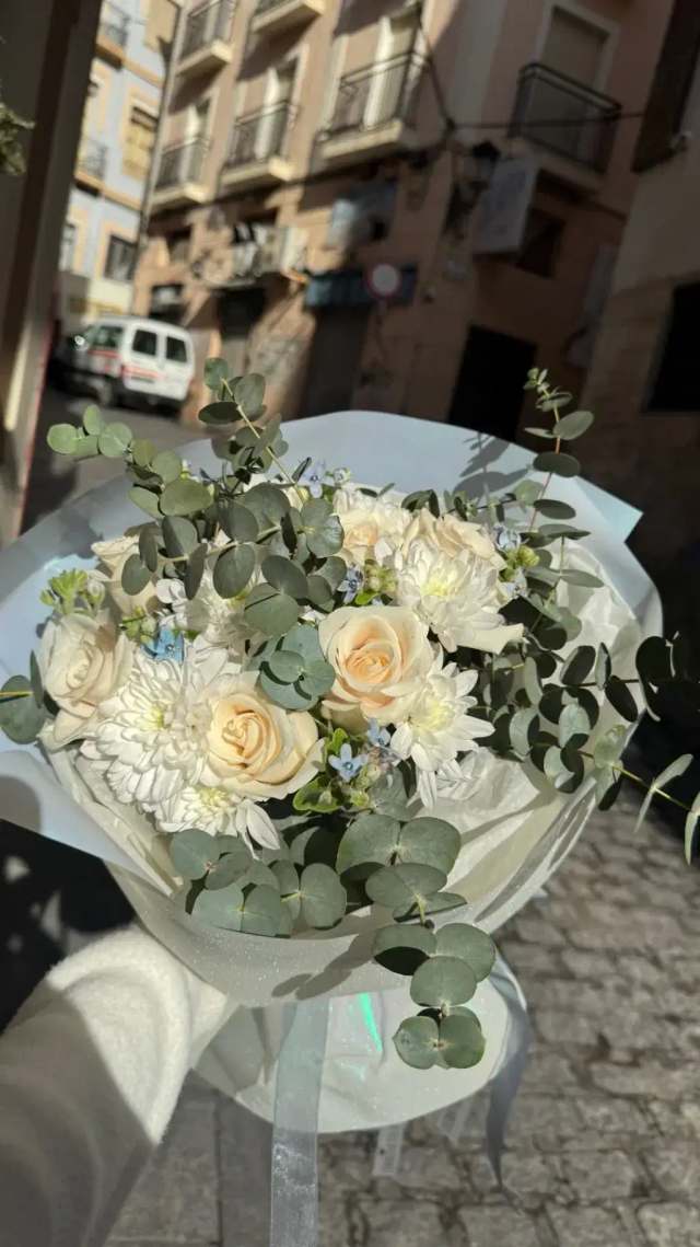 Rosas crema y crisantemos