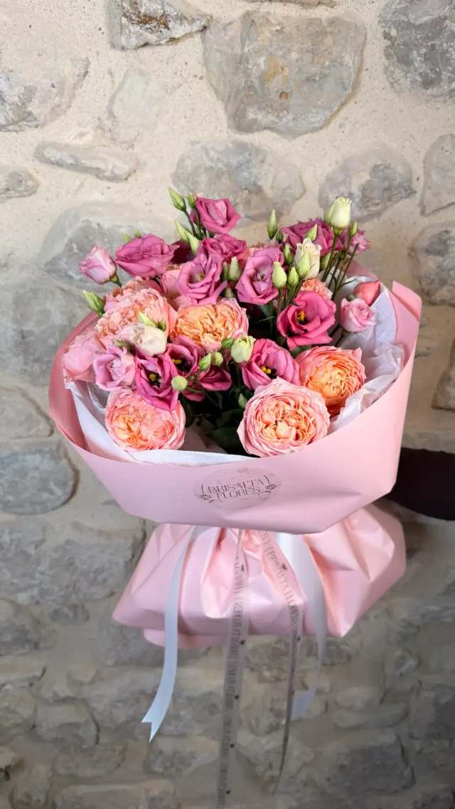 Lisianthus y rosas de jardín