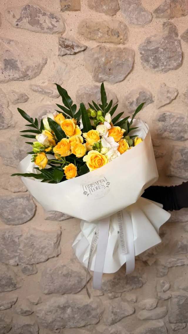 Rosas de racimo y fresias