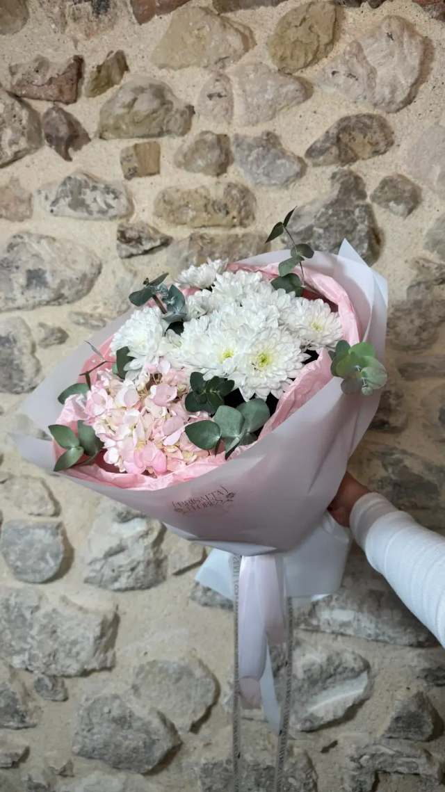 Crisantemos blancos y hortensia