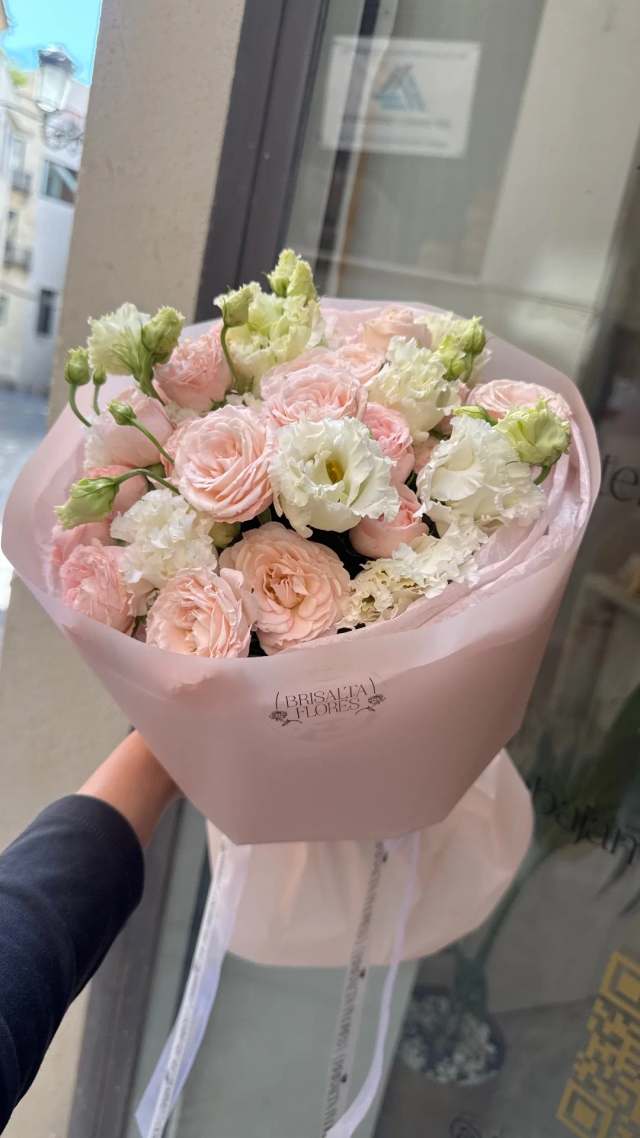 Rosas peonía blush y lisianthus