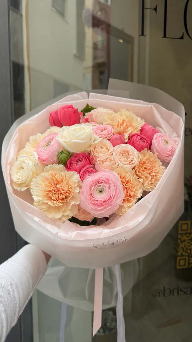 Ranúnculos y rosas peonía