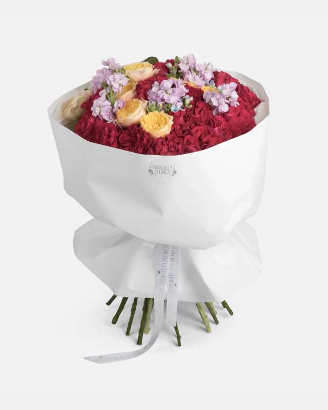 Claveles frambuesa, rosas amarillas y matiola