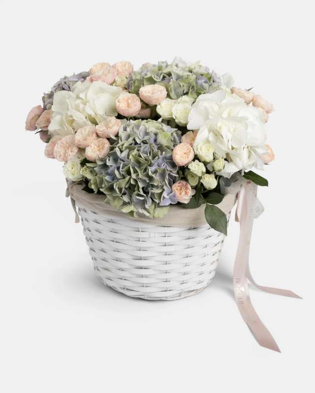 Cesta de hortensias en tonos empolvados