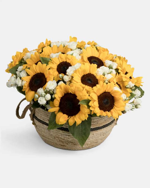 Cesta de girasoles y rosas