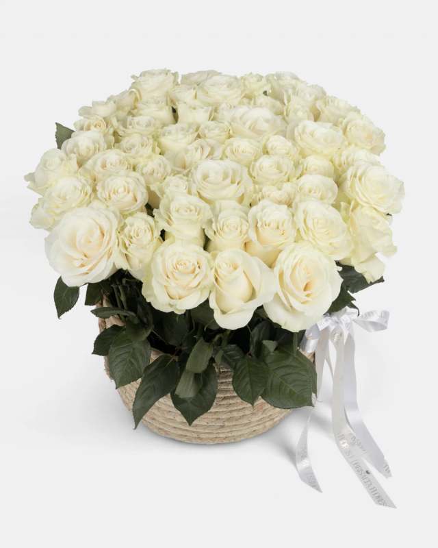 Rosas blancas en cesta
